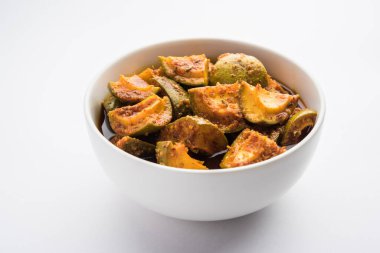 Ev yapımı Mango Turşusu veya Aam ka Achar bir kasede, seçici odaklı