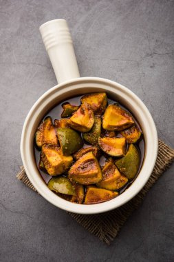 Ev yapımı Mango Turşusu veya Aam ka Achar bir kasede, seçici odaklı