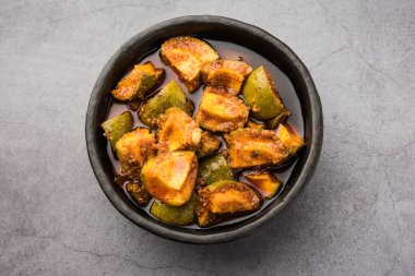 Ev yapımı Mango Turşusu veya Aam ka Achar bir kasede, seçici odaklı