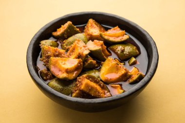Ev yapımı Mango Turşusu veya Aam ka Achar bir kasede, seçici odaklı