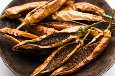 Hint Doldurulmuş Yeşil Biber veya Sandgi Mirchi, Maharashtrian mezesi.