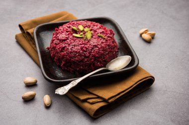 Pancar pancarı rendelenmiş pancar kökü, süt, şeker vs. ile yapılan yavaş pişirilmiş bir Hint tatlısıdır.