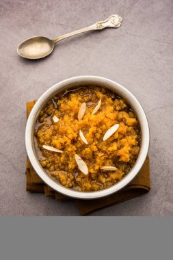 Moong dal halwa, moong mercimek, şeker, ghee ve kakule tozundan yapılan klasik bir Hint tatlısıdır.