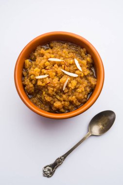 Moong dal halwa, moong mercimek, şeker, ghee ve kakule tozundan yapılan klasik bir Hint tatlısıdır.