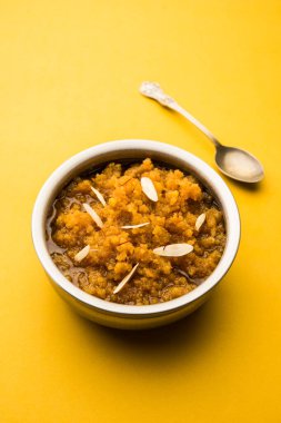 Moong dal halwa, moong mercimek, şeker, ghee ve kakule tozundan yapılan klasik bir Hint tatlısıdır.