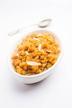 Moong dal halwa, moong mercimek, şeker, ghee ve kakule tozundan yapılan klasik bir Hint tatlısıdır.