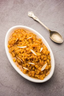 Moong dal halwa, moong mercimek, şeker, ghee ve kakule tozundan yapılan klasik bir Hint tatlısıdır.