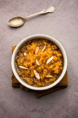 Moong dal halwa, moong mercimek, şeker, ghee ve kakule tozundan yapılan klasik bir Hint tatlısıdır.
