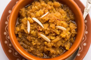 Moong dal halwa, moong mercimek, şeker, ghee ve kakule tozundan yapılan klasik bir Hint tatlısıdır.