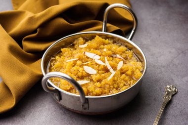 Moong dal halwa, moong mercimek, şeker, ghee ve kakule tozundan yapılan klasik bir Hint tatlısıdır.