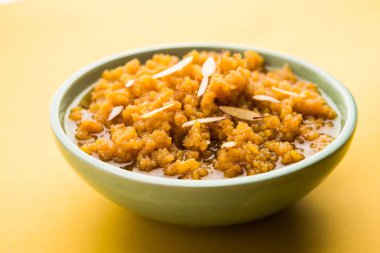 Moong dal halwa, moong mercimek, şeker, ghee ve kakule tozundan yapılan klasik bir Hint tatlısıdır.