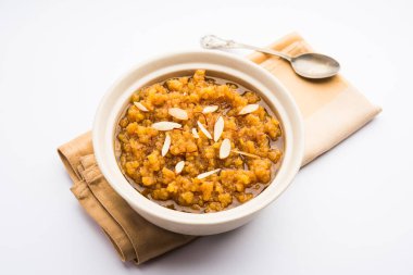 Moong dal halwa, moong mercimek, şeker, ghee ve kakule tozundan yapılan klasik bir Hint tatlısıdır.