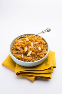 Moong dal halwa, moong mercimek, şeker, ghee ve kakule tozundan yapılan klasik bir Hint tatlısıdır.