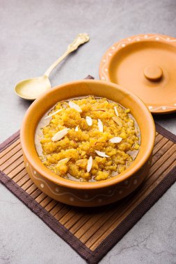 Moong dal halwa, moong mercimek, şeker, ghee ve kakule tozundan yapılan klasik bir Hint tatlısıdır.