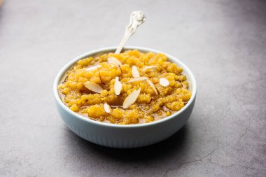 Moong dal halwa, moong mercimek, şeker, ghee ve kakule tozundan yapılan klasik bir Hint tatlısıdır.