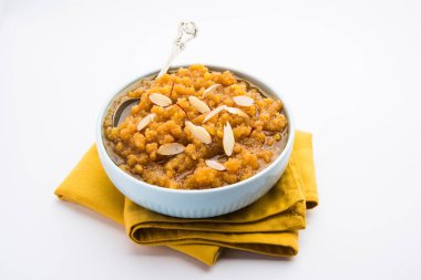 Moong dal halwa, moong mercimek, şeker, ghee ve kakule tozundan yapılan klasik bir Hint tatlısıdır.