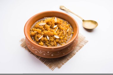 Moong dal halwa, moong mercimek, şeker, ghee ve kakule tozundan yapılan klasik bir Hint tatlısıdır.