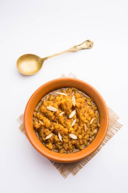 Moong dal halwa, moong mercimek, şeker, ghee ve kakule tozundan yapılan klasik bir Hint tatlısıdır.