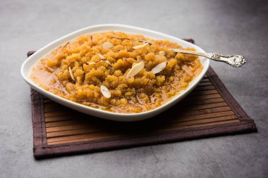 Moong dal halwa, moong mercimek, şeker, ghee ve kakule tozundan yapılan klasik bir Hint tatlısıdır.