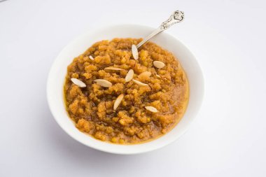 Moong dal halwa, moong mercimek, şeker, ghee ve kakule tozundan yapılan klasik bir Hint tatlısıdır.