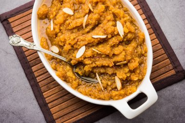 Moong dal halwa, moong mercimek, şeker, ghee ve kakule tozundan yapılan klasik bir Hint tatlısıdır.