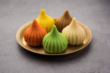 Modak, Ganesh Chaturthi Festivali 'nde Ganapati' ye sunulan Hint tatlısıdır. Tabakta servis edilmiş. Seçici odak
