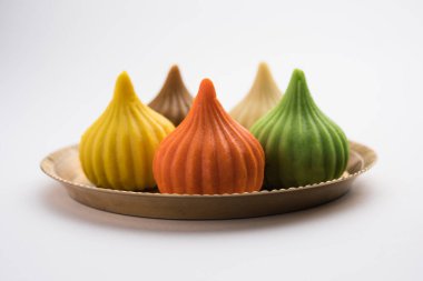 Modak, Ganesh Chaturthi Festivali 'nde Ganapati' ye sunulan Hint tatlısıdır. Tabakta servis edilmiş. Seçici odak