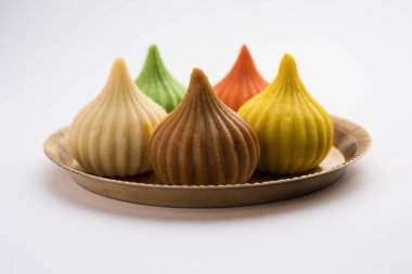 Modak, Ganesh Chaturthi Festivali 'nde Ganapati' ye sunulan Hint tatlısıdır. Tabakta servis edilmiş. Seçici odak