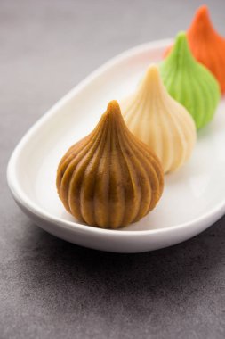 Modak, Ganesh Chaturthi Festivali 'nde Ganapati' ye sunulan Hint tatlısıdır. Tabakta servis edilmiş. Seçici odak