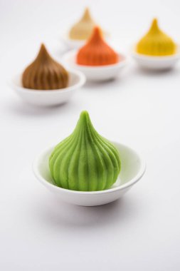 Modak, Ganesh Chaturthi Festivali 'nde Ganapati' ye sunulan Hint tatlısıdır. Tabakta servis edilmiş. Seçici odak