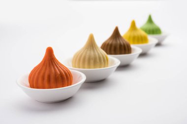 Modak, Ganesh Chaturthi Festivali 'nde Ganapati' ye sunulan Hint tatlısıdır. Tabakta servis edilmiş. Seçici odak