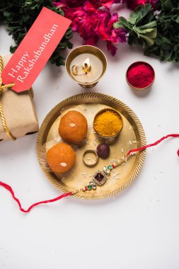 Raksha Bandhan / Rakshabandhan Rakhi ile Haldi Kumkum pilavı, tatlı Mithai, hediye kutusu, seçici odaklanma