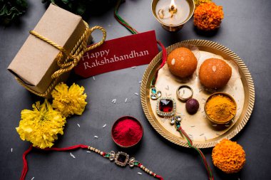 Raksha Bandhan / Rakshabandhan Rakhi ile Haldi Kumkum pilavı, tatlı Mithai, hediye kutusu, seçici odaklanma
