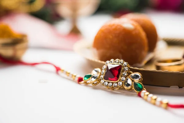 Raksha Bandhan Rakshabandhan Rakhi Haldi Kumkum Rizzsel Édes Mithai Ajándékdoboz — Stock Fotó