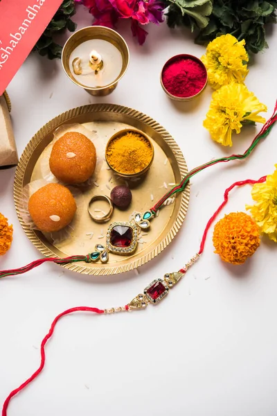 Raksha Bandhan Rakshabandhan Rakhi Dengan Nasi Haldi Kumkum Mithai Manis — Stok Foto