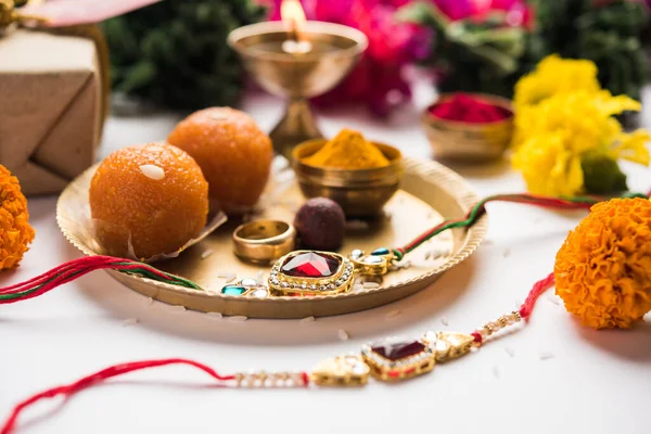 Raksha Bandhan Rakshabandhan Rakhi Haldi Kumkum Rice Sweet Mithai Gift — 스톡 사진