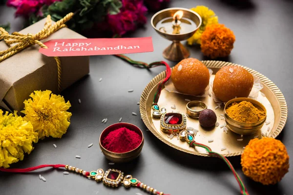 Raksha Bandhan Rakshabandhan Rakhi Ile Haldi Kumkum Pilavı Tatlı Mithai — Stok fotoğraf