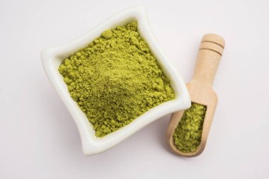 Hindistan 'da dövmelerde ya da saç boyalarında kullanılan kına ya da Mehandi tozu yığını oluşturur.