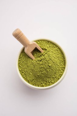 Hindistan 'da dövmelerde ya da saç boyalarında kullanılan kına ya da Mehandi tozu yığını oluşturur.