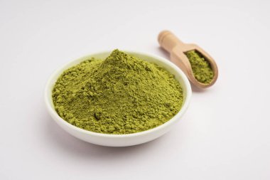 Hindistan 'da dövmelerde ya da saç boyalarında kullanılan kına ya da Mehandi tozu yığını oluşturur.