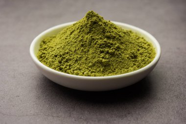 Hindistan 'da dövmelerde ya da saç boyalarında kullanılan kına ya da Mehandi tozu yığını oluşturur.