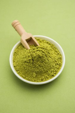 Hindistan 'da dövmelerde ya da saç boyalarında kullanılan kına ya da Mehandi tozu yığını oluşturur.