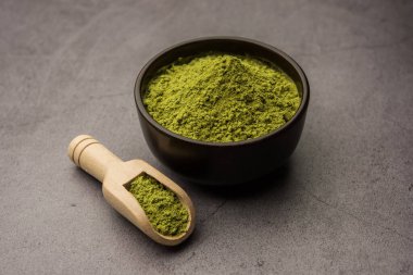 Hindistan 'da dövmelerde ya da saç boyalarında kullanılan kına ya da Mehandi tozu yığını oluşturur.