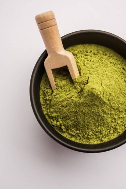 Hindistan 'da dövmelerde ya da saç boyalarında kullanılan kına ya da Mehandi tozu yığını oluşturur.