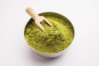 Hindistan 'da dövmelerde ya da saç boyalarında kullanılan kına ya da Mehandi tozu yığını oluşturur.