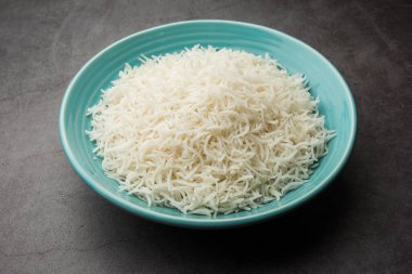 Long Basmati Rice, Hint ana yemeğidir ve bir kase içinde servis edilir. seçici odak