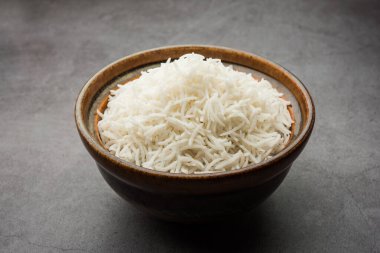Long Basmati Rice, Hint ana yemeğidir ve bir kase içinde servis edilir. seçici odak