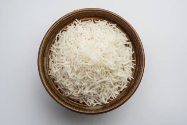 Long Basmati Rice, Hint ana yemeğidir ve bir kase içinde servis edilir. seçici odak