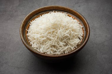 Long Basmati Rice, Hint ana yemeğidir ve bir kase içinde servis edilir. seçici odak