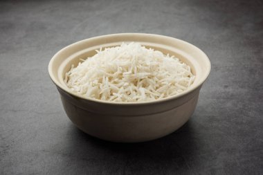 Long Basmati Rice, Hint ana yemeğidir ve bir kase içinde servis edilir. seçici odak